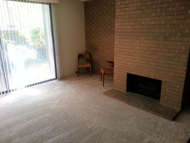 Building Photo - 605 Woodside Sierra