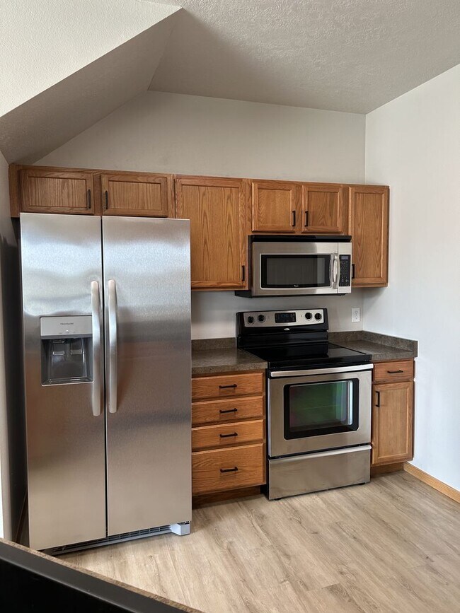 Building Photo - Newly Updated Condo!!