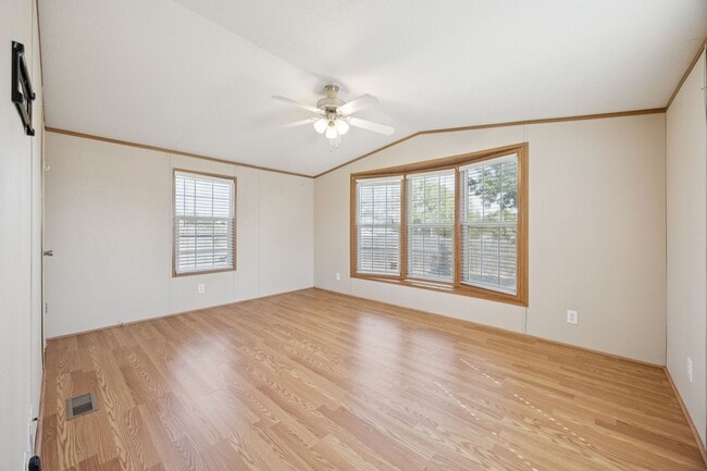 Building Photo - Charming Country Retreat on 1 Acre in Hasl...