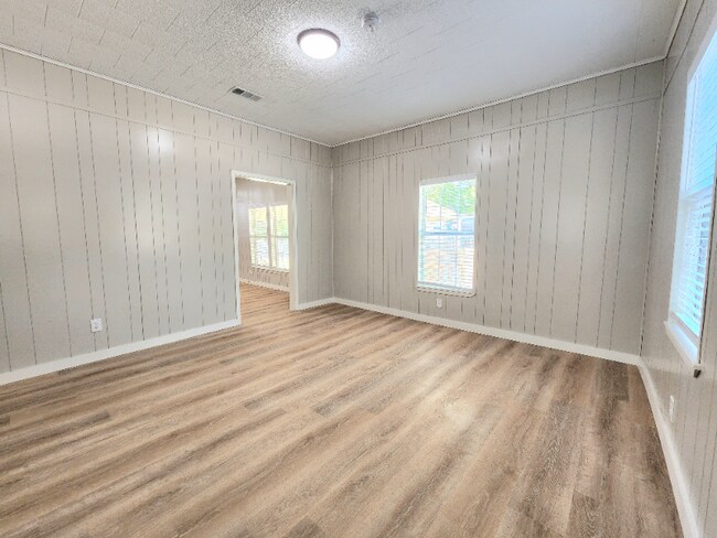 Building Photo - 303 W Cedar St