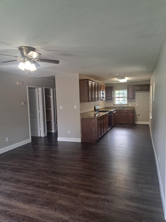 Building Photo - 615 Royal Crest Dr