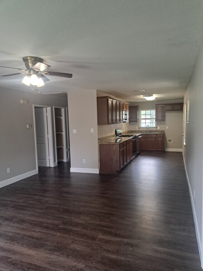 Photo - 615 Royal Crest Dr House