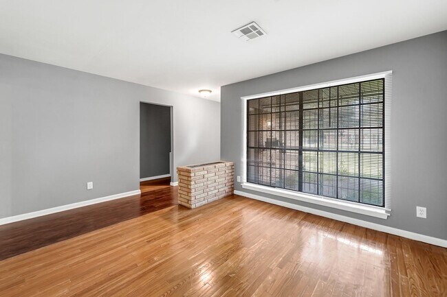 Foto del edificio - 8710 Bertwood St