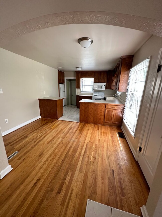 Building Photo - 3 BEDROOMS PLUS OFFICE,  2 BATHROOM, SINGL...