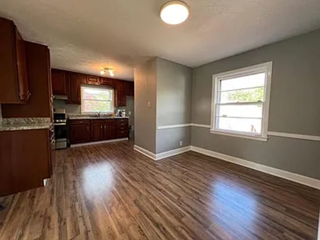 Photo - 511 Freeman Dr House