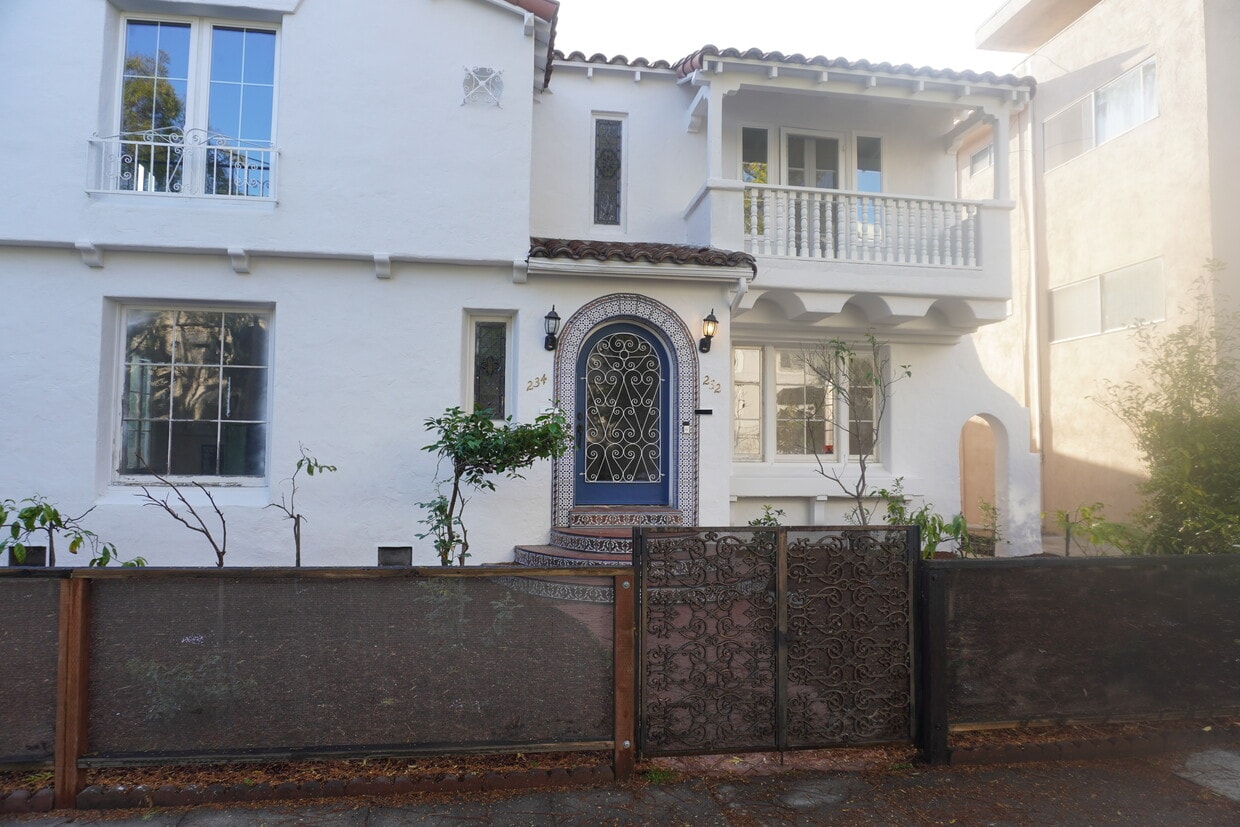 Building Photo - 232 N La Peer Dr