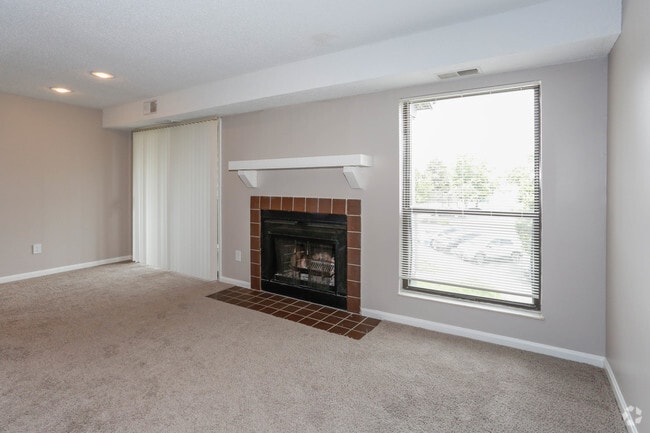 2BR, 1BA - 956 SF - Hickory - Chimneys of Oak Creek Apartments