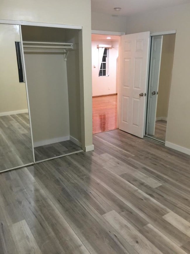 Dormitorio principal con dos armarios - 349 W Lomita Ave