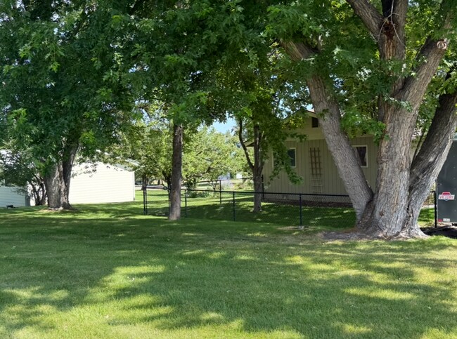 Building Photo - Beautiful Lakeside Home