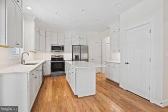 Building Photo - 922 Waterview Dr