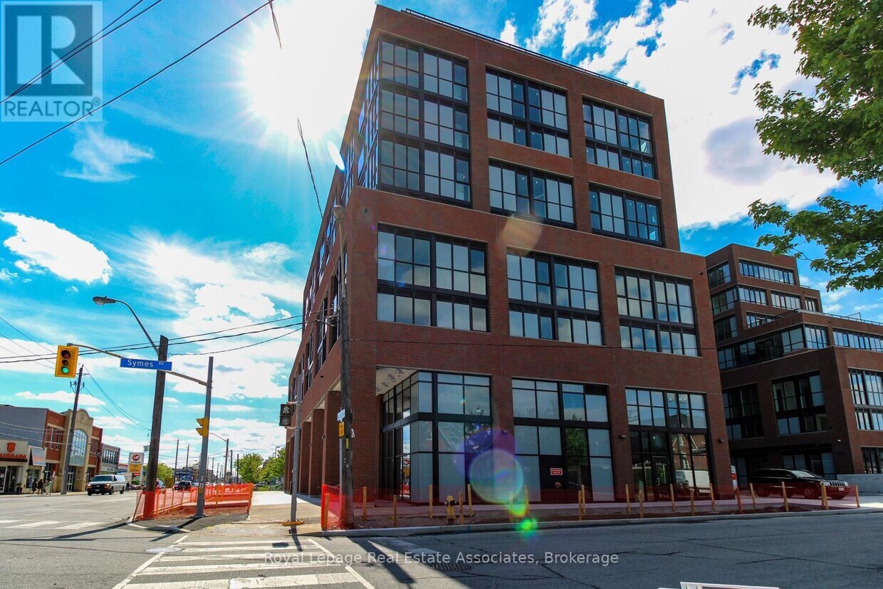 Photo principale - 2300-2300 St Clair Ave W