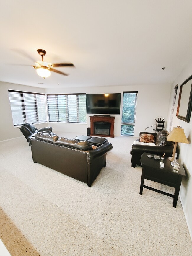 Building Photo - Stunning 2BD Condo on the Milwaukee River!