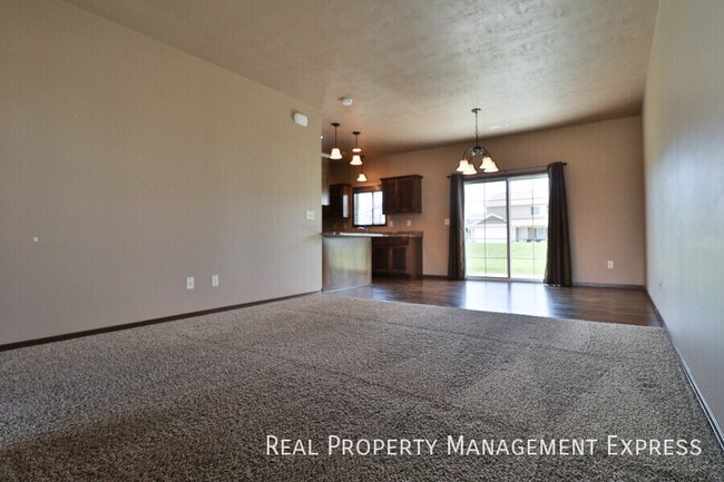 Building Photo - Beautiful 2 Story Townhome with Loads of A...