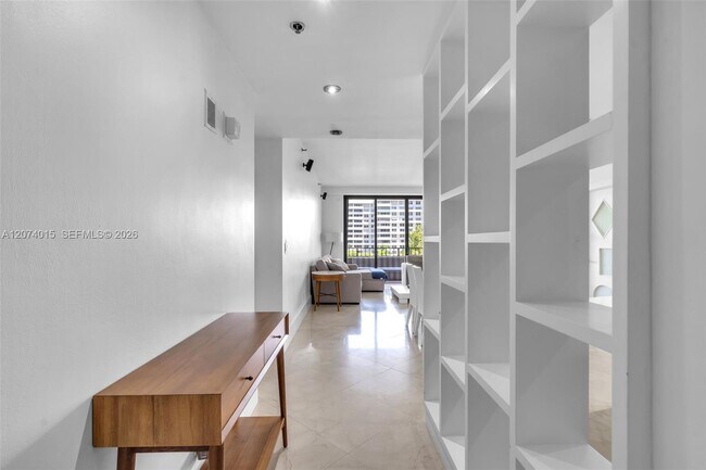 Foto del edificio - 251 Crandon Blvd