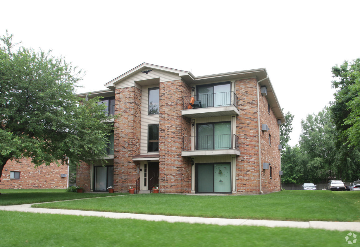 Primary Photo - 1300 Crab Apple Ct