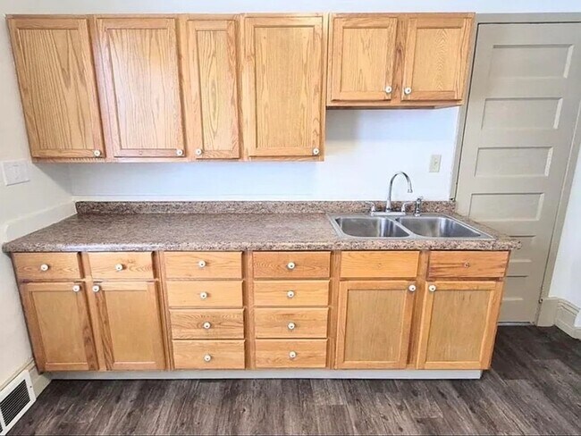 Building Photo - Beautiful 4-Bedroom Unit in St. Paul - Available Now!
