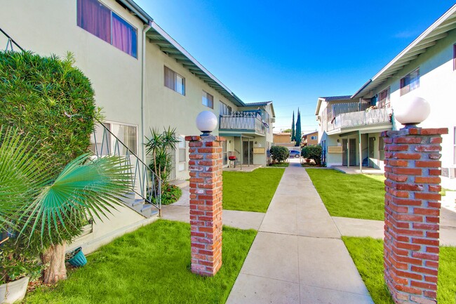 Courtyard - Variel Apartments