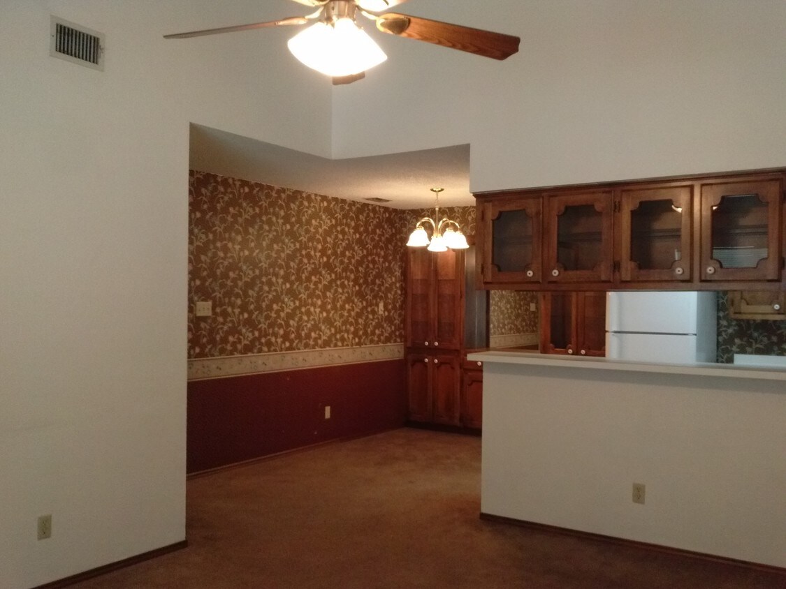 Building Photo - 3710 Howard Dr