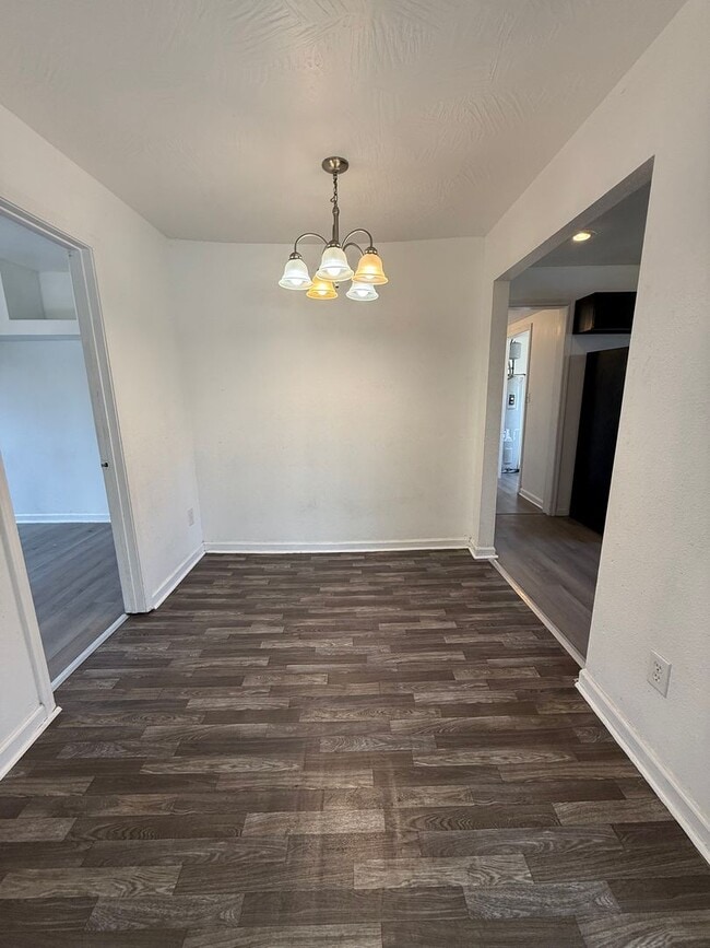 Building Photo - Rent  this AMAZING South East Side Recently Remodeled 3 Bedroom 2 Bath!
