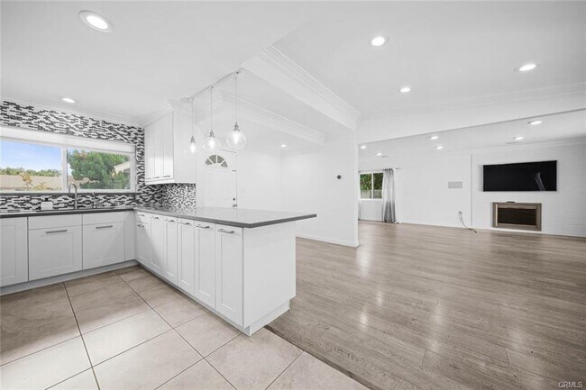 Building Photo - 10515 Valjean Ave