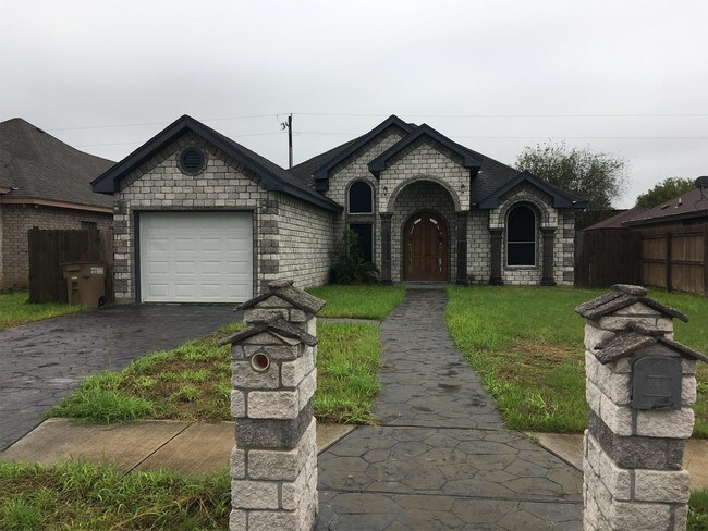 Building Photo - 2402 Llano Molano Ln