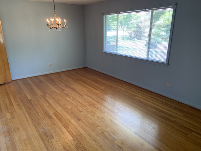 Building Photo - 56 Meadowlane Dr