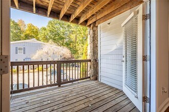 Building Photo - 402 Madison Ln S E