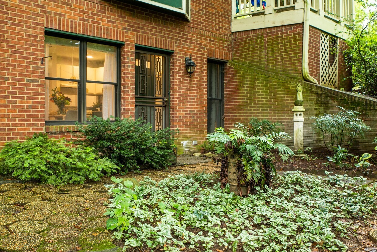 Primary Photo - 952 Edgewood Ave NE