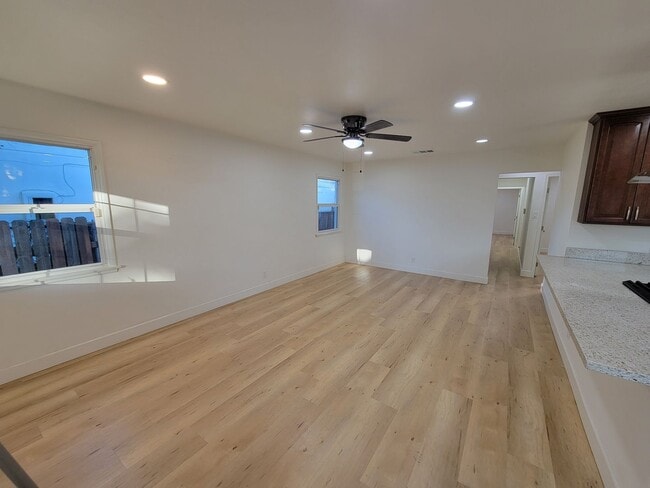 Building Photo - Renovated 3 Bed, 2 Bath 1122 Sqft front un...