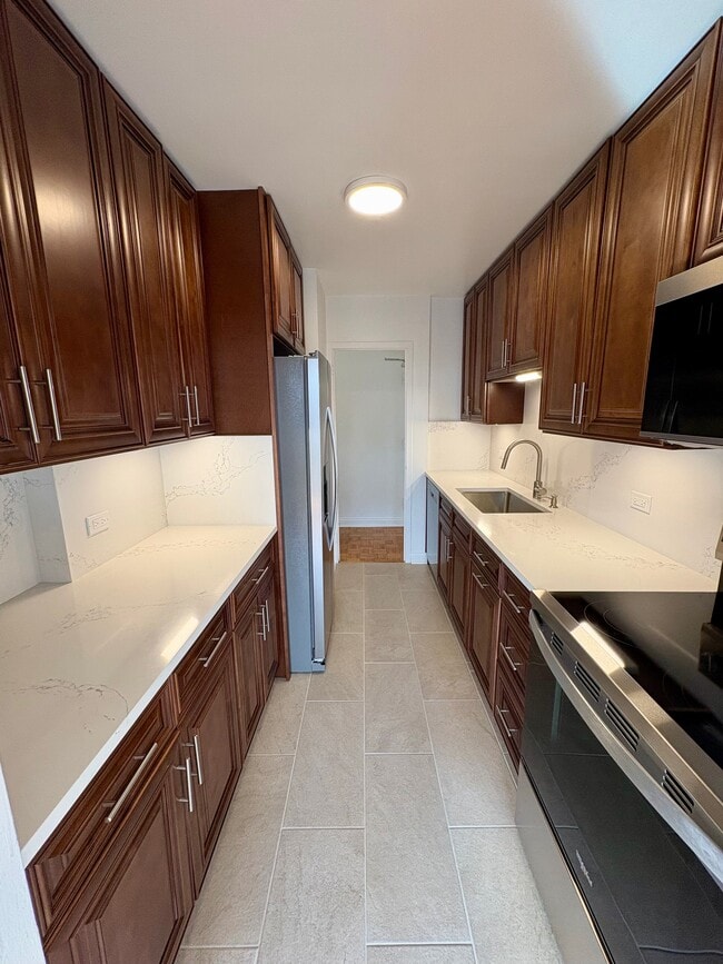 Kitchen - 360 W Wellington Ave