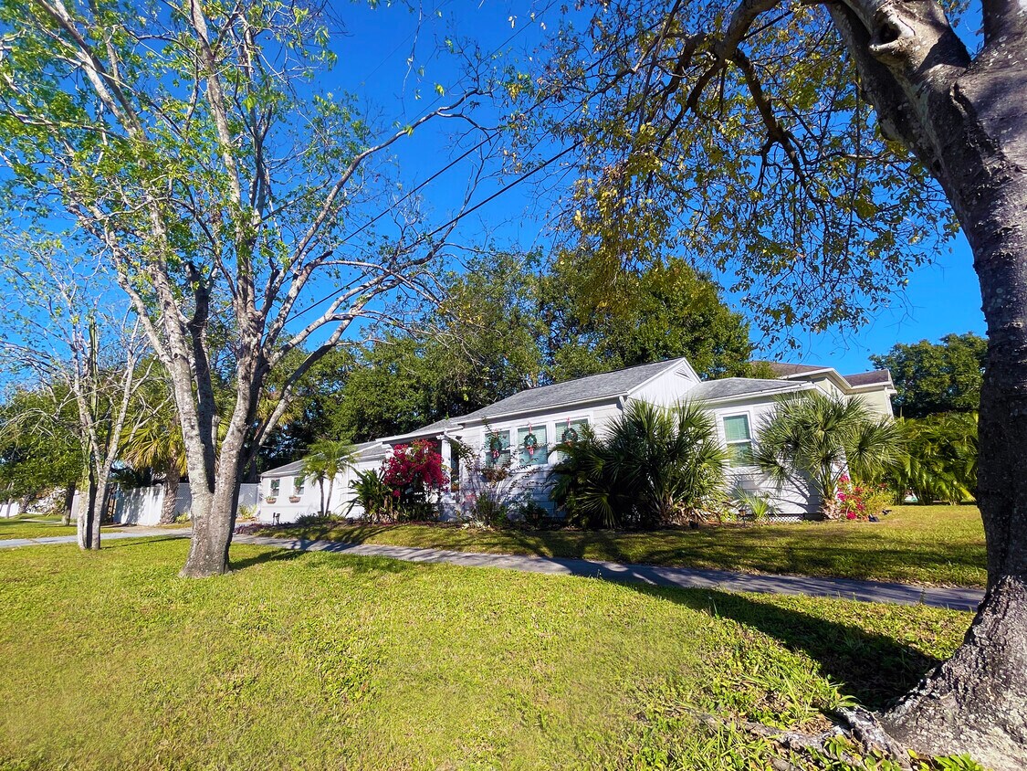 Casa muy espaciosa con entrada para 3 autos. - 3319 W Paul Ave