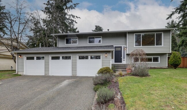 Building Photo - Kirkland Home w/4bd, 3ba & Large Backyard!