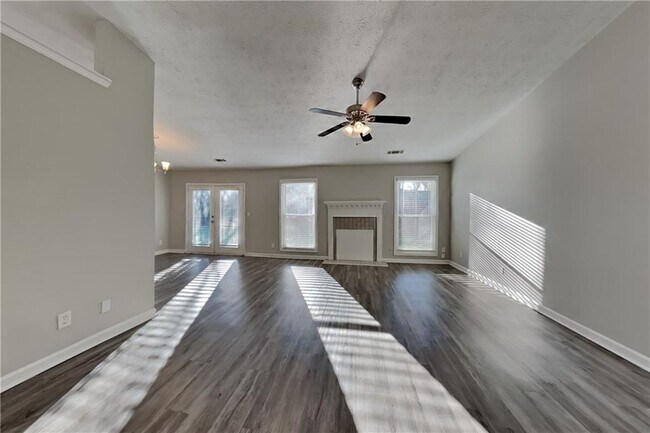 Foto del edificio - 645 Paris Dr