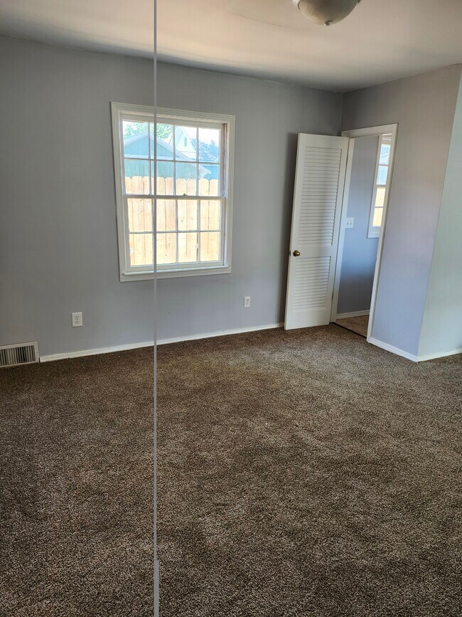 Foto del edificio - 2366 Deming St