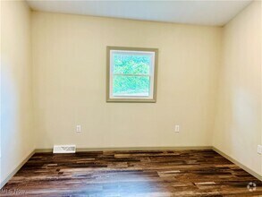 Building Photo - 466 Efts Ln