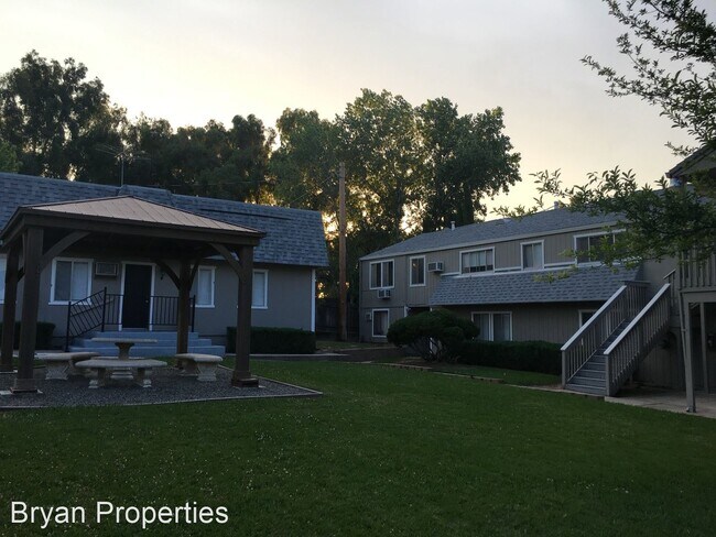 Building Photo - 902 Lawton Ave
