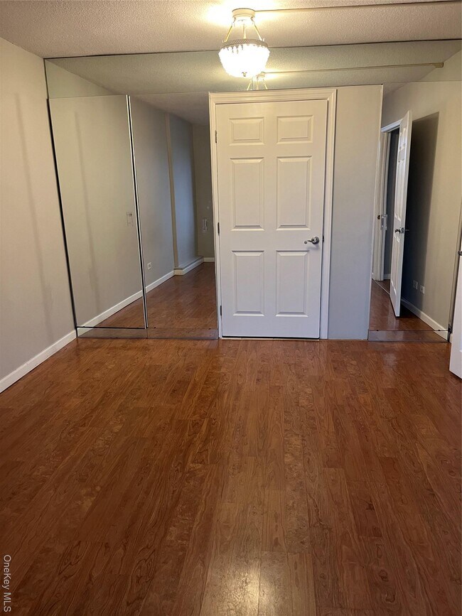 Building Photo - 2 Bay Club Dr