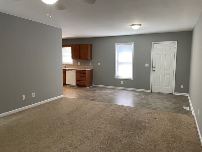 Foto del edificio - 3 BDRM 2 BA HOME BUILT IN 2004, 1208 SQ FT...