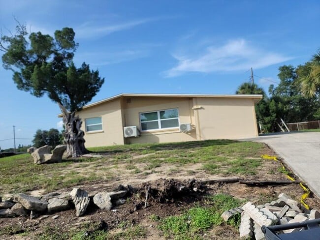 Building Photo - 1700 Chaucer Rd