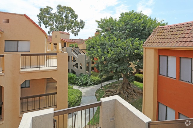 Building Photo - Canyon Villa