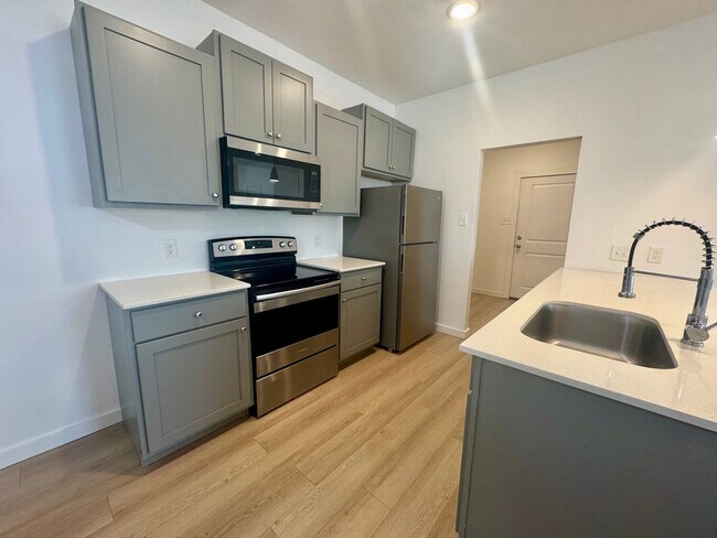 Foto del edificio - Spacious 3-Bedroom Duplex Near Texas Tech