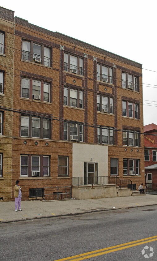 Building Photo - 185 Valentine Ln