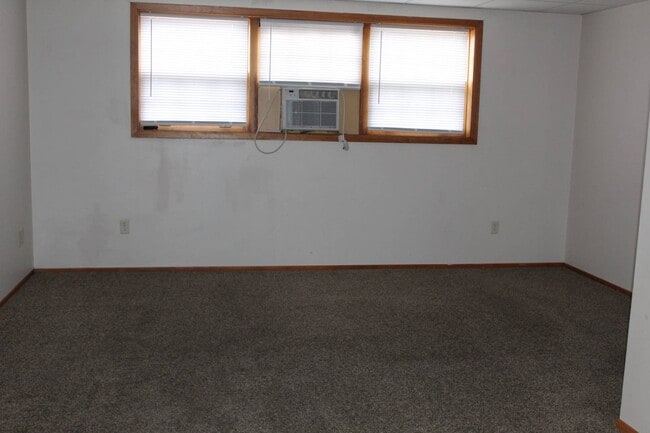 Building Photo - 1320 Maple Dr