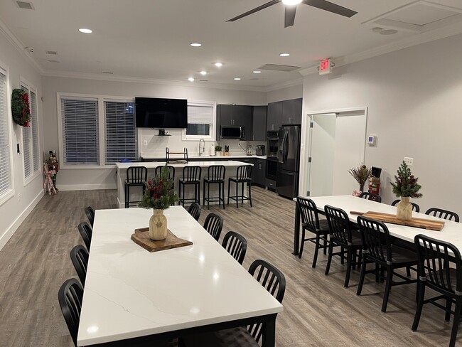 Building Photo - Offering renovated apartments in the heart...