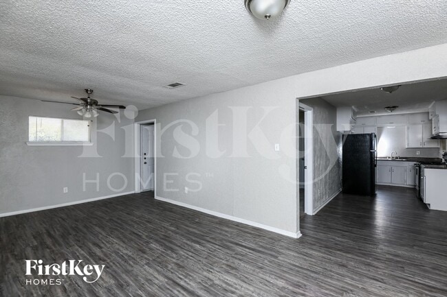 Foto del edificio - 308 Bluebonnet St