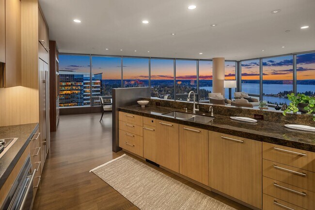 Foto del edificio - 650 Bellevue Way NE
