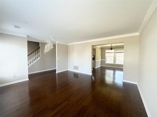 Building Photo - 450 Mikasa Dr