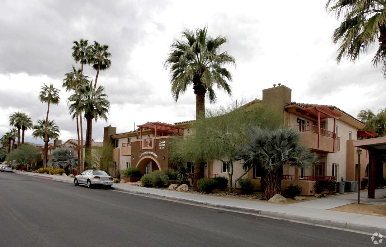 Foto del edificio - Palm Village Apartments