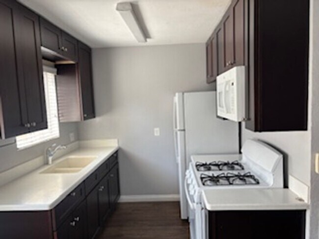 Foto del edificio - Large two bedroom one bathroom downstairs ...