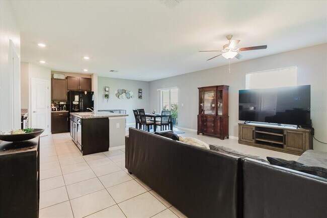 Foto del edificio - 17156 Yellow Pine St